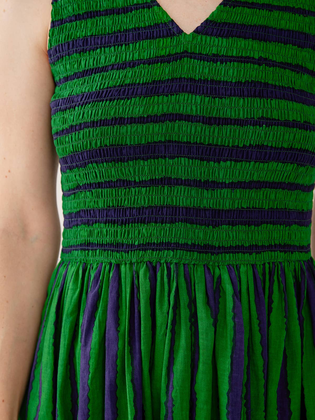 Lily V-Neck Sleeveless Dress Emerald