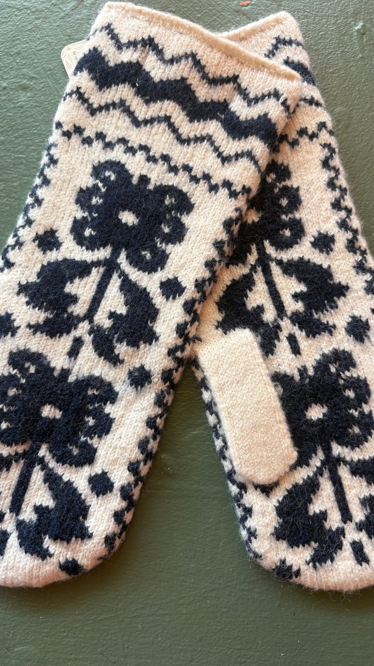 Folk Mitten