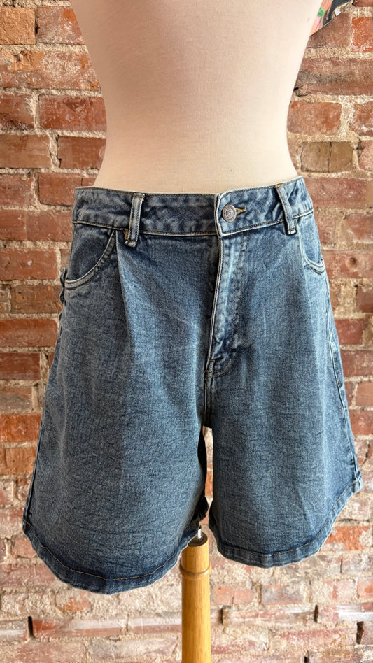 Scalloped Pocket Denim Shorts