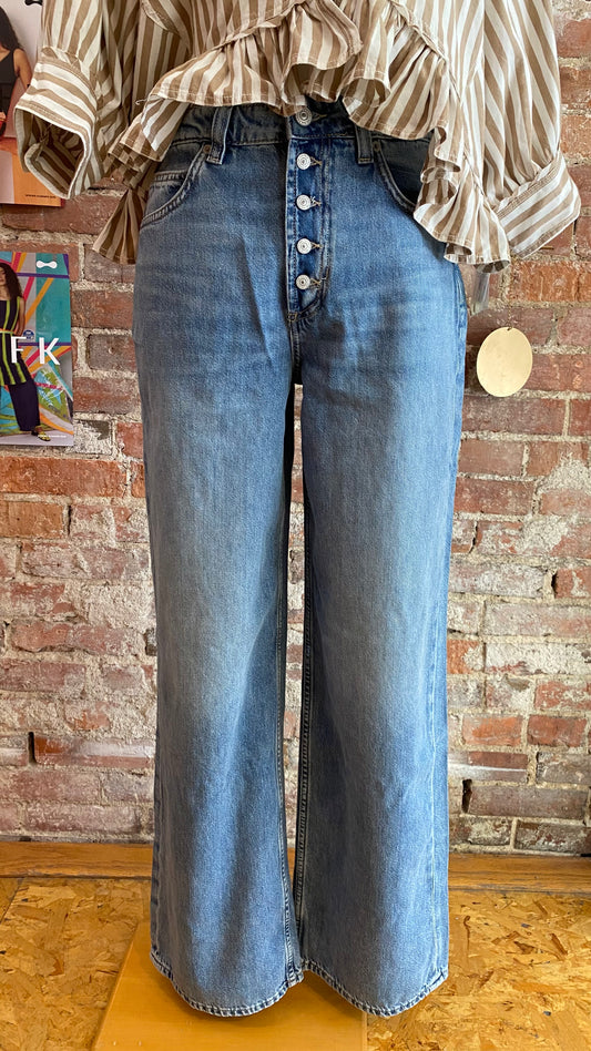 Nia Boyfriend Jean in Friday wash